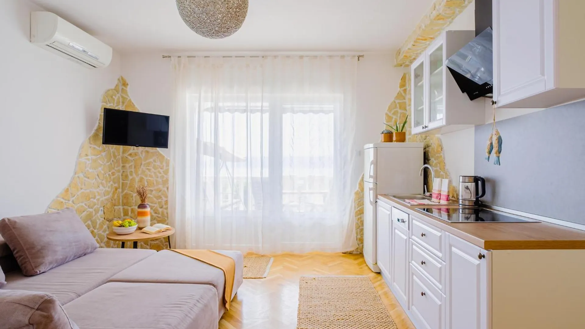 Guest house Apartments In Villa Azur Novi Vinodolski
