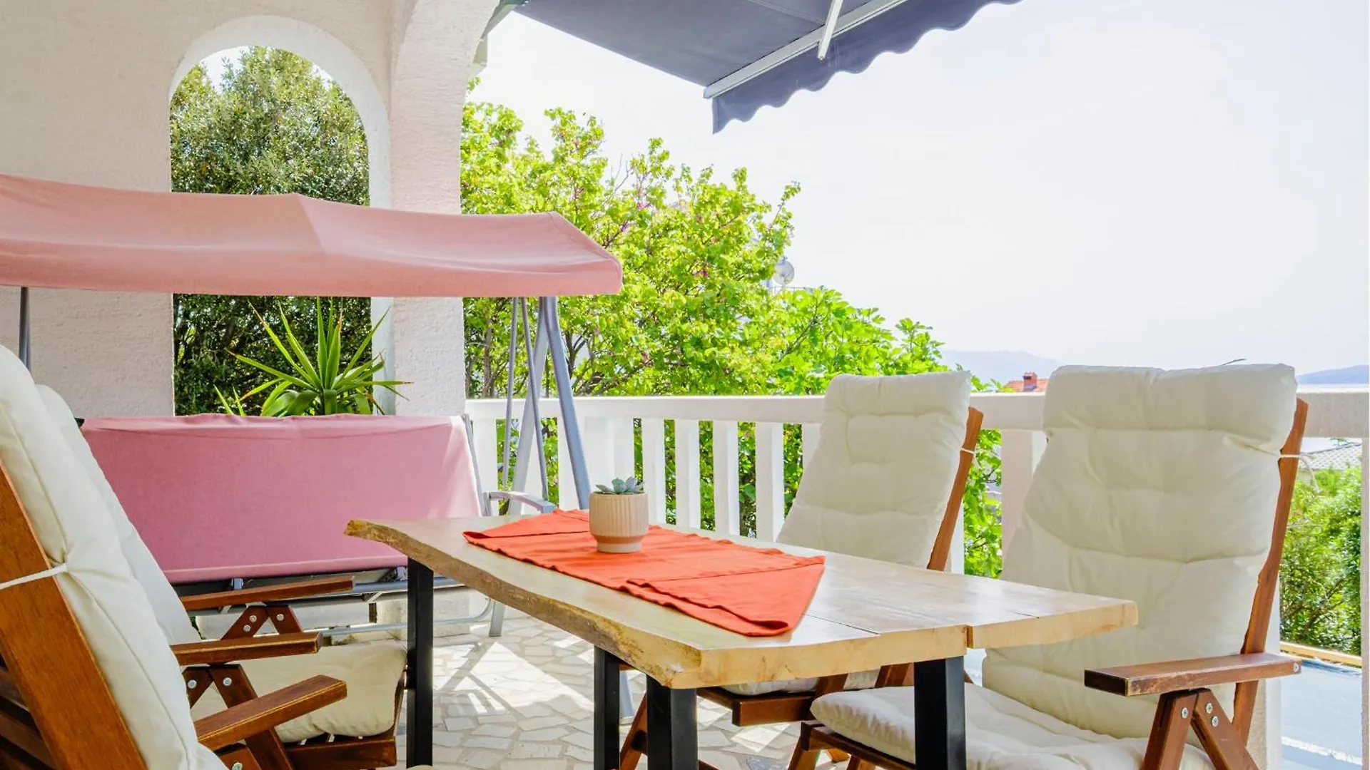 Guest house Apartments In Villa Azur Novi Vinodolski